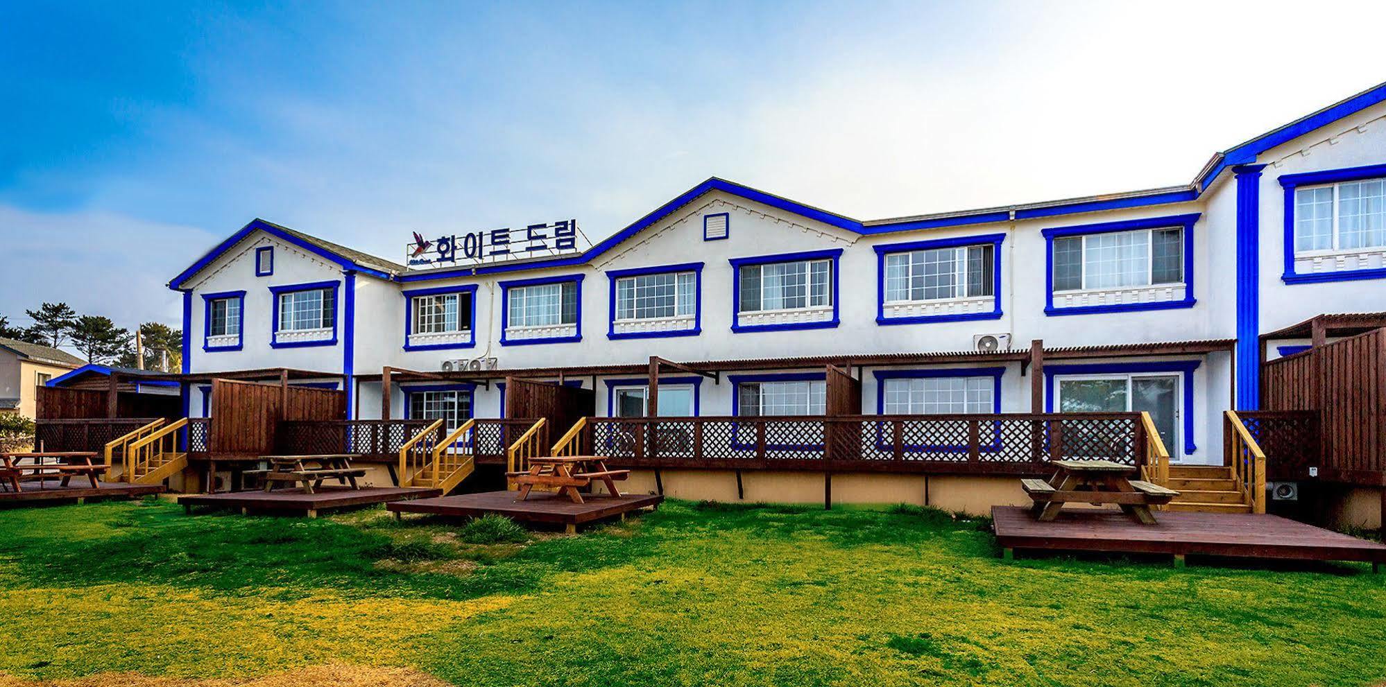 White Dream Pension Чечжу Екстер'єр фото